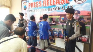 Bangkalan mencekam. Hanya 100 ribu. Pengedar terapkan Paket Hemat. - Harga mulai 100-150 hingga 200 ribu.