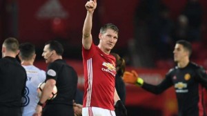 Gelandang MU, Bastian Schweinsteiger merayakan kemenangan atas Wigan di laga Piala FA, Minggu (29/1) [AFP/Paul Ellis].
