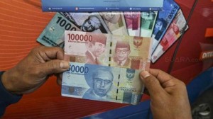 Gubernur Bank Indonesia (BI) Agus Martowardojo melakukan sosialisasi kepada masyarakat untuk melakukan penukaran matang uang baru di Blok M Square, Jakarta, Senin (19/12). [suara.com/Kurniawan Mas'ud]