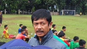 20042-pelatih-timnas-garuda-muda-indra-sjafrie-