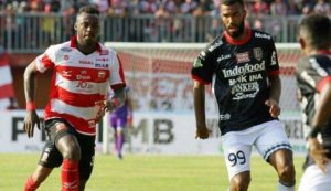 58f33f8e1a75e-madura-united-vs-bali-united-di-liga-1_663_382
