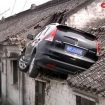 80053-sebuah-honda-cr-v-mengalami-kecelakaan-hingga-menyangkut-di-atap