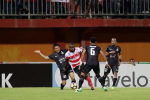 21_08_Leo Ananda_Madura United_Greg Nwokolo_01(1)