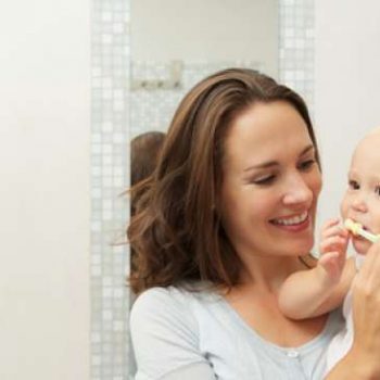 55614-ibu-mengajarkan-si-kecil-sikat-gigi