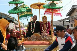 Wabup Sumenep dan Istri Dikirab Keliling Desa Marengan