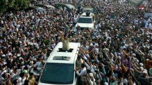 Puluhan Ribu Santri Sambut Kedatang Prabowo di Tanah Gerbang Salam
