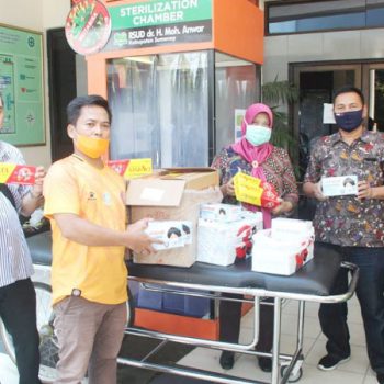 Said-Abdullah-Berikan-Bantuan-Masker-dan-Vitamin-C-ke-RSUD-Sumenep