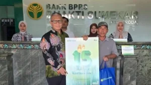 Direktur-Utama-BPRS-Bhakti-Sumekar-Sumenep-Madura-Hairil-Fajar-berbagi-sosial-dengan-nasabah-2026