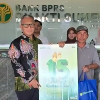 Direktur-Utama-BPRS-Bhakti-Sumekar-Sumenep-Madura-Hairil-Fajar-berbagi-sosial-dengan-nasabah-2026